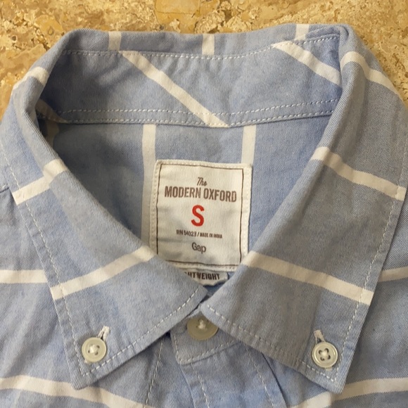 Gap men’s size small Oxford. Great condition! - Picture 2 of 3